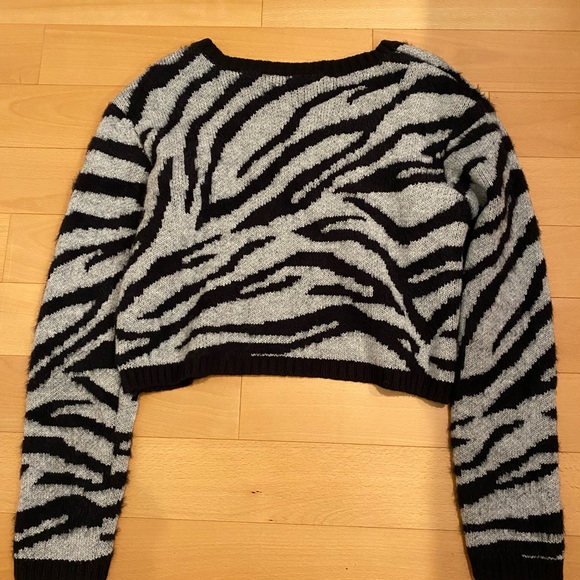 Cropper Sweater - Picture 2 of 2